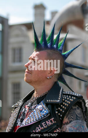 Homme portant veste cloutée en cuir avec pointes Liberty Mohican teindre les cheveux. Blackpool, Lancashire, Royaume-Uni. 31 juillet, 2019. Plus grand Festival de rébellion punk festival à Blackpool. Au début du mois d'août, jardins d'hiver de Blackpool est l'hôte d'une grande gamme de punk de la 21e édition du Festival de la rébellion attirant des milliers de touristes dans la station. Plus de 4 jours tous les mois d'août dans la région de Blackpool, le meilleur en matière de Punk se rassemblent pour cet événement social de l'année avec 4 jours de musique sur 6 étapes avec des masses de bandes. MediaWorldImages ; crédit/Alamy Live News Banque D'Images