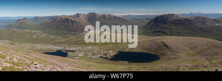 Vue sur un Bhraghad Lochan vers une Teallach, Beinn Dearg Beag, Beinn Dearg Mor Beinn a' et Chlaidheimh Fisherfield, Forêt, Ecosse Banque D'Images