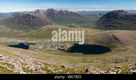 Vue sur un Bhraghad Lochan vers une Teallach, Beinn Dearg Mor Beinn a' et Chlaidheimh Fisherfield, Forêt, Ecosse Banque D'Images