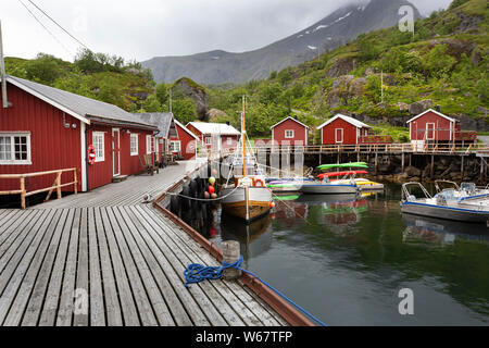 Cabines de pêcheurs (Rorbuer) à un débarcadère dans le village Nusfjord, îles Lofoten, Norvège Banque D'Images