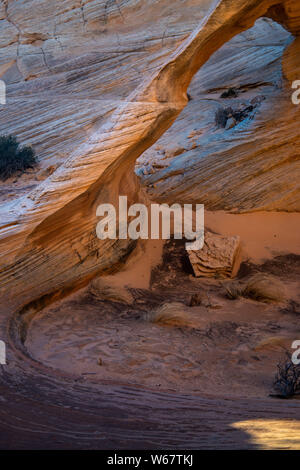 Melody Arch dans le Coyote Buttes Wilderness à distance Banque D'Images