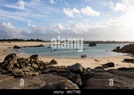 Plage de sable et la baie pittoresque avec des bateaux de pêche à Meneham côte rocheuse dans la région Bretagne en France Banque D'Images