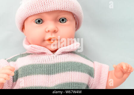 Cute baby doll girl en robe en maille close up Banque D'Images