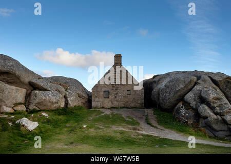 Petite watchouse médiéval entouré par les roches dans Meneham, Bretagne, France Banque D'Images