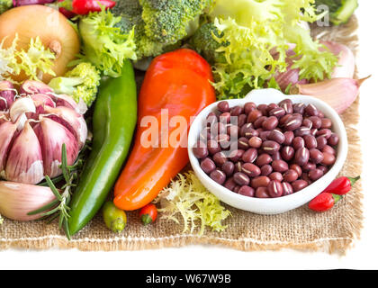 Les haricots azuki et légumes crus isolated on white Banque D'Images