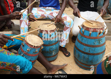 Close-up of a musician playing percussions traditionnelles sur la plage à Accra, Ghana Banque D'Images