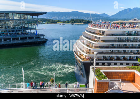 Bateau de croisière quitte le Canada Place, Vancouver, British Columbia, Canada Banque D'Images