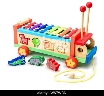 Métallophone coloré ou xylophone - voiture jouet musical et le développement. Développement de la motricité fine des mains et de l'audition Banque D'Images