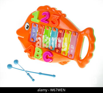 Métallophone coloré ou xylophone en forme de poissons- encore de et en jouet. Développement de la motricité fine des mains et de l'audition Banque D'Images