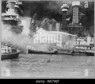 Pearl Harbor, T.H. pris par surprise, au cours de l'attaque aérienne japonaise. USS WEST VIRGINIA en feu. ; notes générales : utilisation de la guerre et des conflits Nombre 1137 lors de la commande d'une reproduction ou demande d'informations sur cette image. Banque D'Images