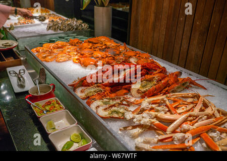 Tas de crabes et homards fraîchement préparés au restaurant de fruits de mer Banque D'Images