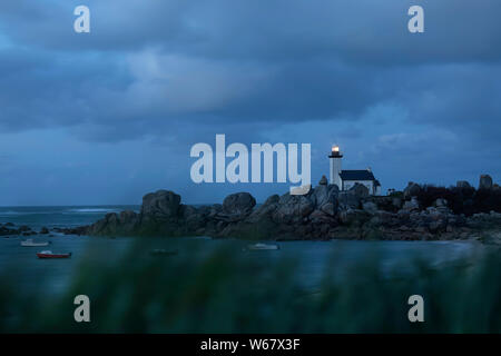 Pontusval phare sur la plage de Kerlouan dans le Finistère en Bretagne Sud, France Banque D'Images