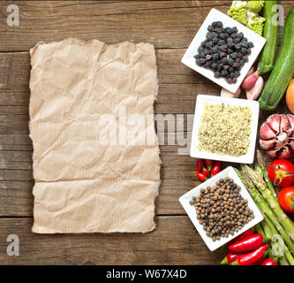 Roveja, graines de chanvre, le pois chiche noir et de légumes sur une table en bois Banque D'Images