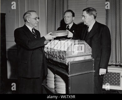 Photographie de premier archiviste de l'United States R. D. W. Connor Recevoir Film Autant en emporte le vent du sénateur George de la Géorgie et Loew's Eastern Division Manager Carter Barron, 1941 ; Portée et contenu : sous-titre original : R.D.W. Connor (1er archiviste de la U.S.) recevant film Autant en emporte le vent du sénateur George de la Géorgie et Carter Barron, Loew's Eastern Division manager, le 30 janvier 1941. Banque D'Images