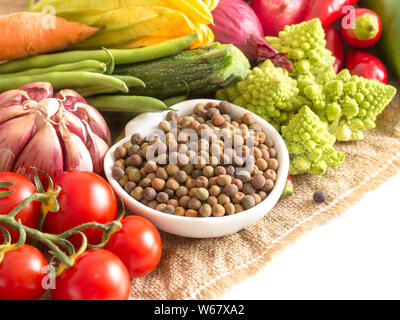 Roveja biologiques crus haricots et légumes isolated on white Banque D'Images