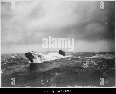 Photographie de sous-marin allemand dans une mer difficile ; notes générales : l'ancien sous-marin allemand UB 148 en mer, après avoir été remises à la United States. Banque D'Images