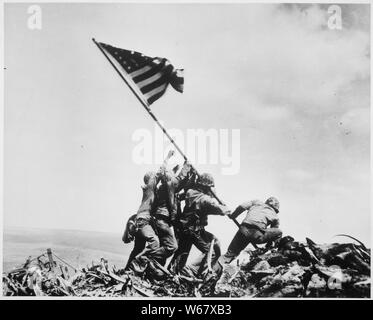 Photographie de la levée du drapeau sur Iwo Jima Banque D'Images