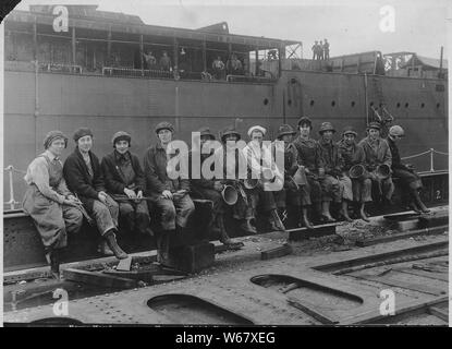 Photographie de la femme au chauffe-Rivet Puget Sound Navy Yard, 05/29/1919 - Portée et contenu : la légende originale : les femmes et les passants sur les chauffe-Rivet, navire de travaux de construction. Navy Yard, Puget Sound, Washington. Banque D'Images