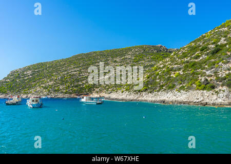 Grèce, Zante, bateaux dans la baie de Porto vromi étroit Banque D'Images