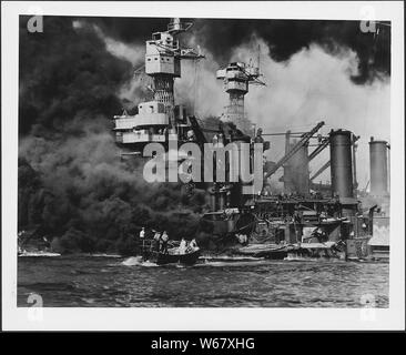 Photographie d'une petite embarcation sauvetage d'un marin de l'USS West Virginia à Pearl Harbor Banque D'Images