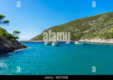 Grèce, Zante, des bateaux d'excursion en petit port de Porto vromi Banque D'Images