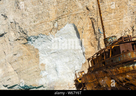 Grèce, Zante, ancienne épave rouillée dans la célèbre plage de navagio ou naufrage Banque D'Images