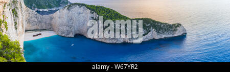 Grèce, Zante, XXL vue panoramique de la plage de navagio ou d'un naufrage d'en haut Banque D'Images