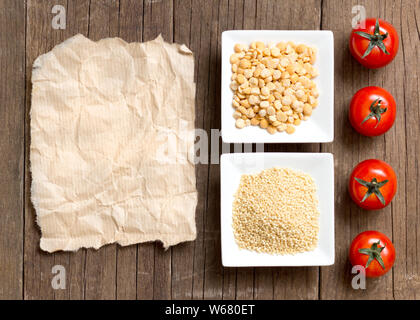 Le millet et le pois jaune, tomates et sur la table en bois Banque D'Images