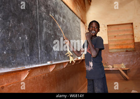 Étudiant dans une salle de classe d'une école primaire dans un village près de Ntchisi, Malawi. Le Malawi est un des pays les plus pauvres du monde. Banque D'Images