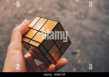 NORALA, PH - JUN 16, 2019 : Rubik's Cube a été inventé en 1974 par le sculpteur hongrois et professeur d'architecture Erno Rubik. Main tenant résolu cube Banque D'Images