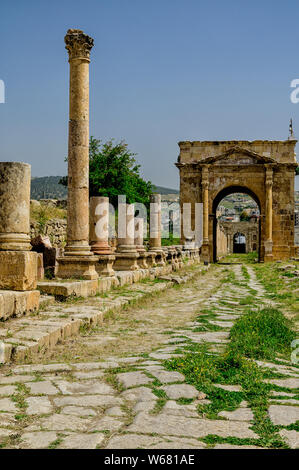 L'extrémité nord du Cardo Maximus le Tétrapyle nord menant à la porte du Nord et dans l'ancienne ville Jerash Banque D'Images