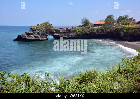 Temple Batu Bolong près de Tanah Lot, Tabanan, Bali, Indonésie, Asie Banque D'Images