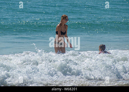 Daytona Beach, Floride. Juillet 06, 2019 La mère et la fille à les apprécier et à jouer avec les vagues Banque D'Images