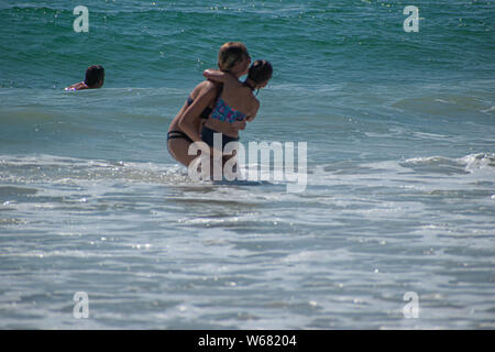 Daytona Beach, Floride. Juillet 06, 2019 La mère et la fille à les apprécier et à jouer avec les vagues Banque D'Images