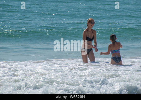 Daytona Beach, Floride. Juillet 06, 2019 La mère et la fille à les apprécier et à jouer avec les vagues Banque D'Images