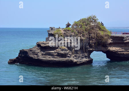 Temple Batu Bolong près de Tanah Lot, Tabanan, Bali, Indonésie, Asie Banque D'Images