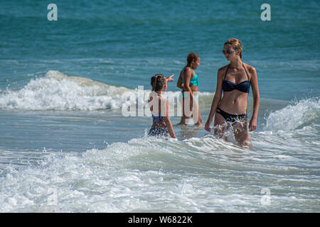 Daytona Beach, Floride. Juillet 06, 2019 La mère et la fille à les apprécier et à jouer avec les vagues Banque D'Images