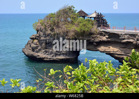 Temple Batu Bolong près de Tanah Lot, Tabanan, Bali, Indonésie, Asie Banque D'Images