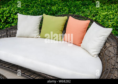 Matelas et oreillers sur canapé en tissu dans le jardin Banque D'Images