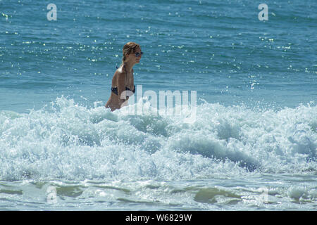 Daytona Beach, Floride. Juillet 06, 2019 La mère et la fille à les apprécier et à jouer avec les vagues Banque D'Images