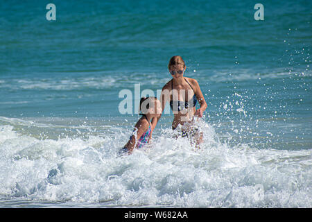 Daytona Beach, Floride. Juillet 06, 2019 La mère et la fille à les apprécier et à jouer avec les vagues Banque D'Images