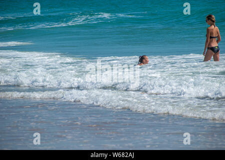 Daytona Beach, Floride. Juillet 06, 2019 La mère et la fille à les apprécier et à jouer avec les vagues Banque D'Images