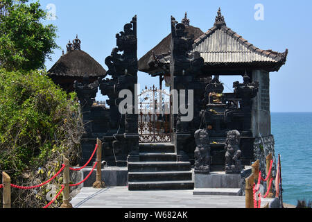 Temple Batu Bolong près de Tanah Lot, Tabanan, Bali, Indonésie, Asie Banque D'Images