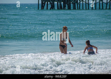 Daytona Beach, Floride. Juillet 06, 2019 La mère et la fille à les apprécier et à jouer avec les vagues Banque D'Images