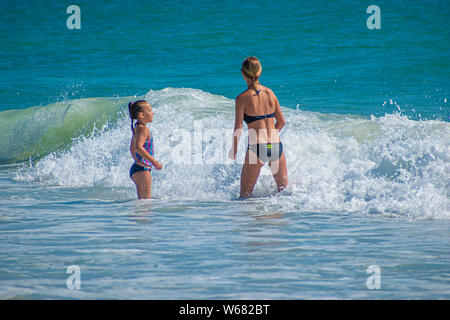 Daytona Beach, Floride. Juillet 06, 2019 La mère et la fille à les apprécier et à jouer avec les vagues Banque D'Images