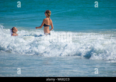 Daytona Beach, Floride. Juillet 06, 2019 La mère et la fille à les apprécier et à jouer avec les vagues Banque D'Images