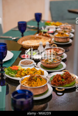 Divers indiens La cuisine avec de la viande, curry, soupe et goût piquant sur la table in restaurant Banque D'Images