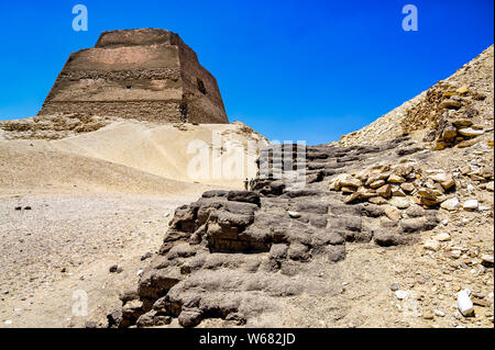 Pyramide Maidum - rien ne permet de penser que ce monument était en fait une pyramide. Tout ce qui reste aujourd'hui est une tour s'élevant jusqu'à partir de Banque D'Images