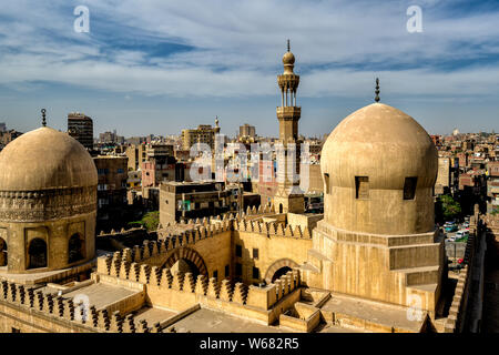 L'horizon du Caire et les dômes de la mosquée et Madrasa d'Amir Sarghatmish du minaret de la mosquée Ibn Tulun Banque D'Images