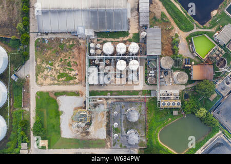 Vue aérienne de l'alcool éthylique, éthanol de l'usine de production d'énergie renouvelable, de la mélasse de canne à sucre à campagne Banque D'Images